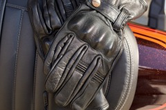 102143-rst-roadster-ii-glove-black-lifestyle-01